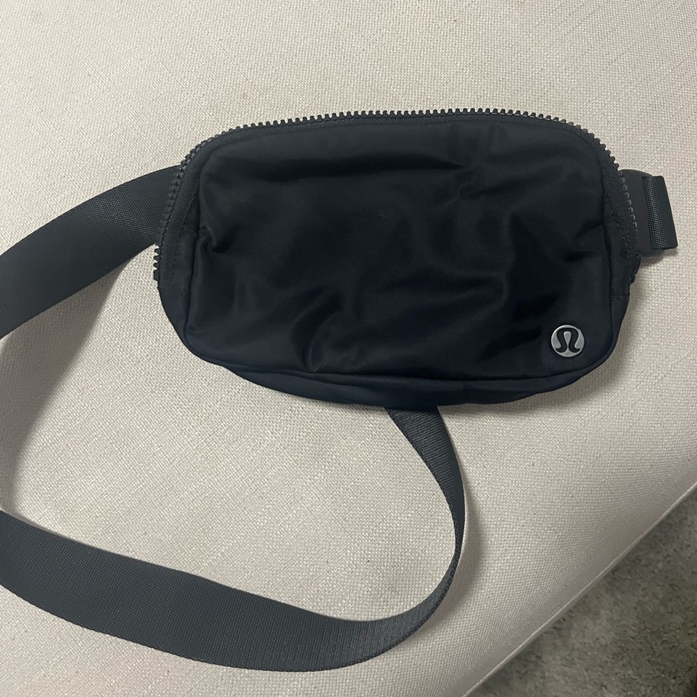 Lululemon black belt bag